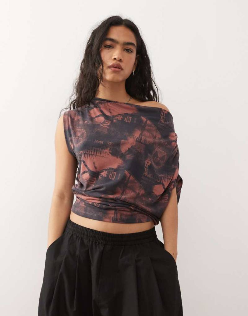 Reclaimed Vintage x Stranger Things - Geschmeidiges Oberteil mit Wasserfallausschnitt in Rot und Schwarz und Eleven-Print-Bunt von Reclaimed Vintage