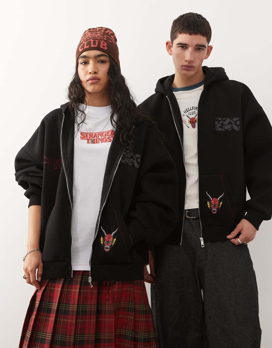 Reclaimed Vintage x Stranger Things - Kastiger Unisex-Kapuzenpullover aus schwerem Material in Schwarz mit Aufnähern von Reclaimed Vintage