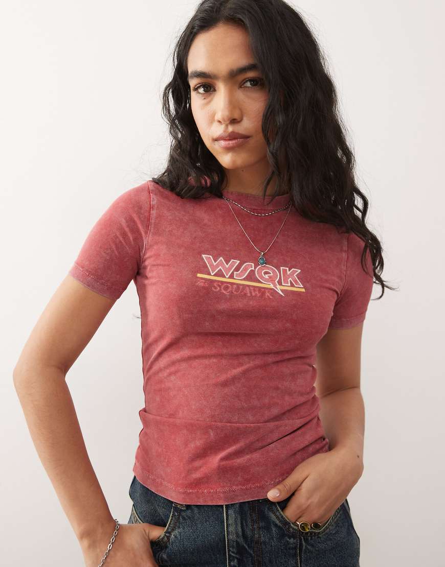Reclaimed Vintage x Stranger Things - Knapp geschnittenes T-Shirt in verwaschenem Rosa mit „WSQK"-Logo-Rot von Reclaimed Vintage