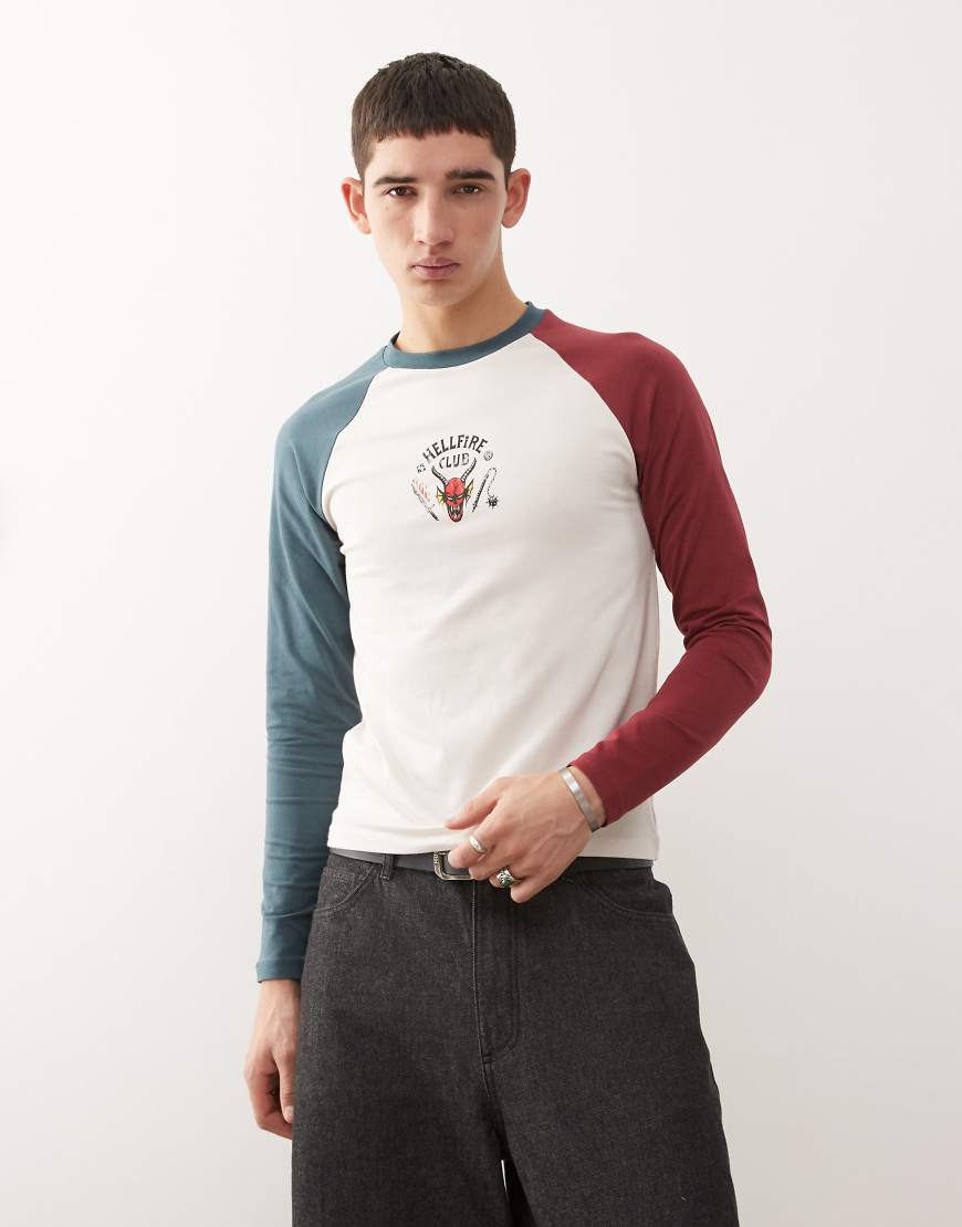 Reclaimed Vintage x Stranger Things - Ringer-T-Shirt in Weiß mit „Hellfire"-Print und Unisex-Passform-Bunt von Reclaimed Vintage