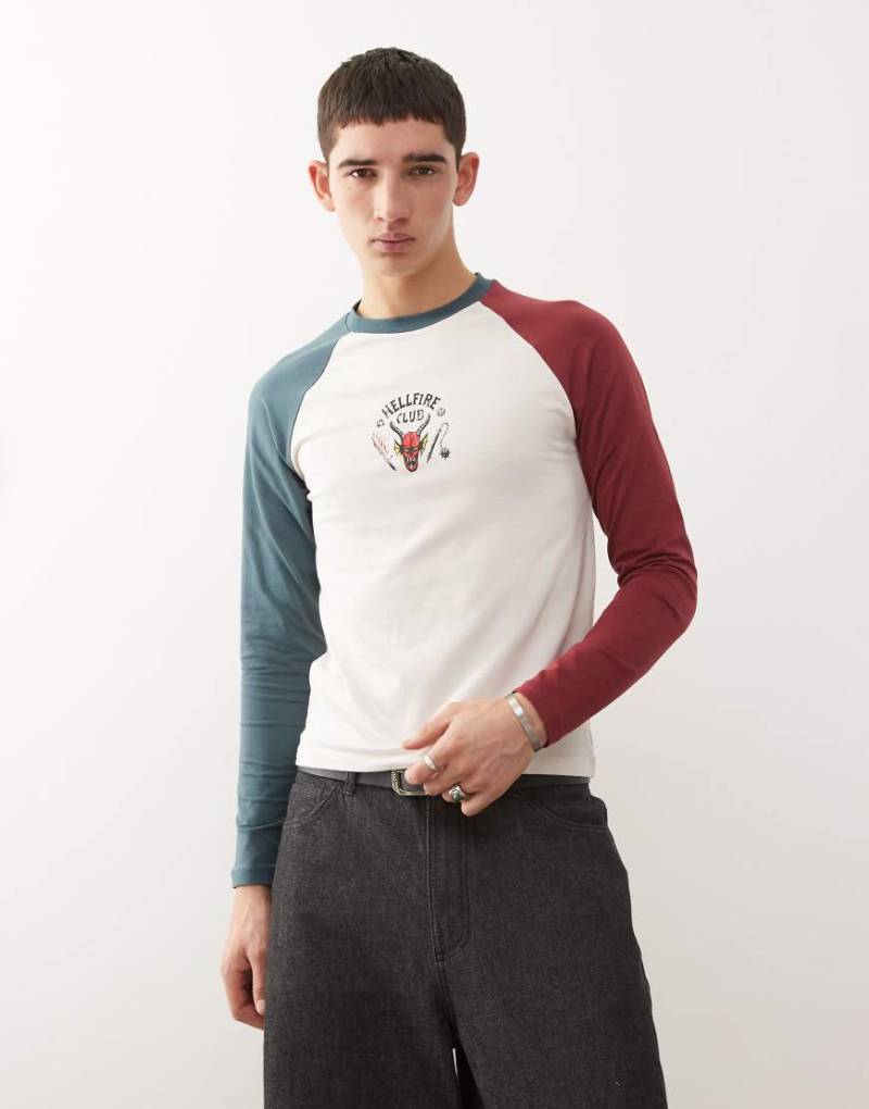 Reclaimed Vintage x Stranger Things - Ringer-T-Shirt in Weiß mit „Hellfire"-Print und Unisex-Passform-Bunt von Reclaimed Vintage