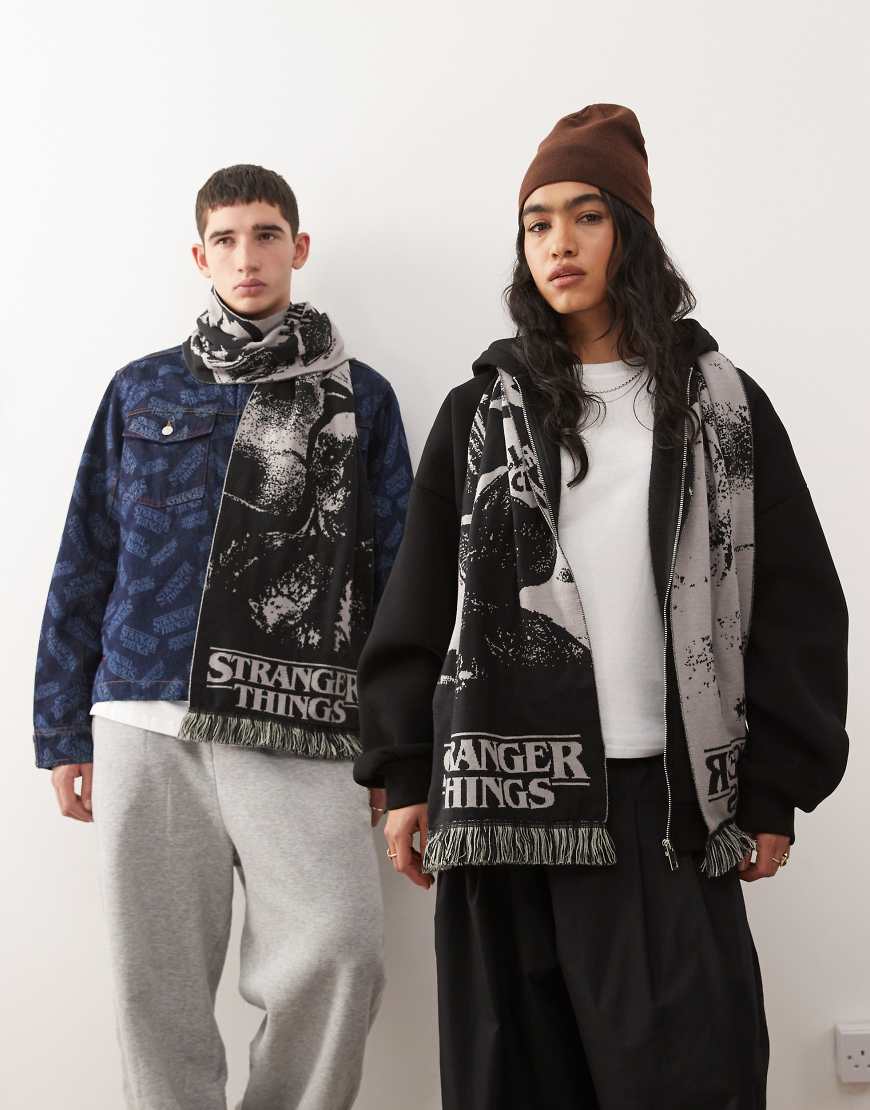 Reclaimed Vintage x Stranger Things - Schal mit Filmfiguren in Schwarz-Weiß-Bunt von Reclaimed Vintage