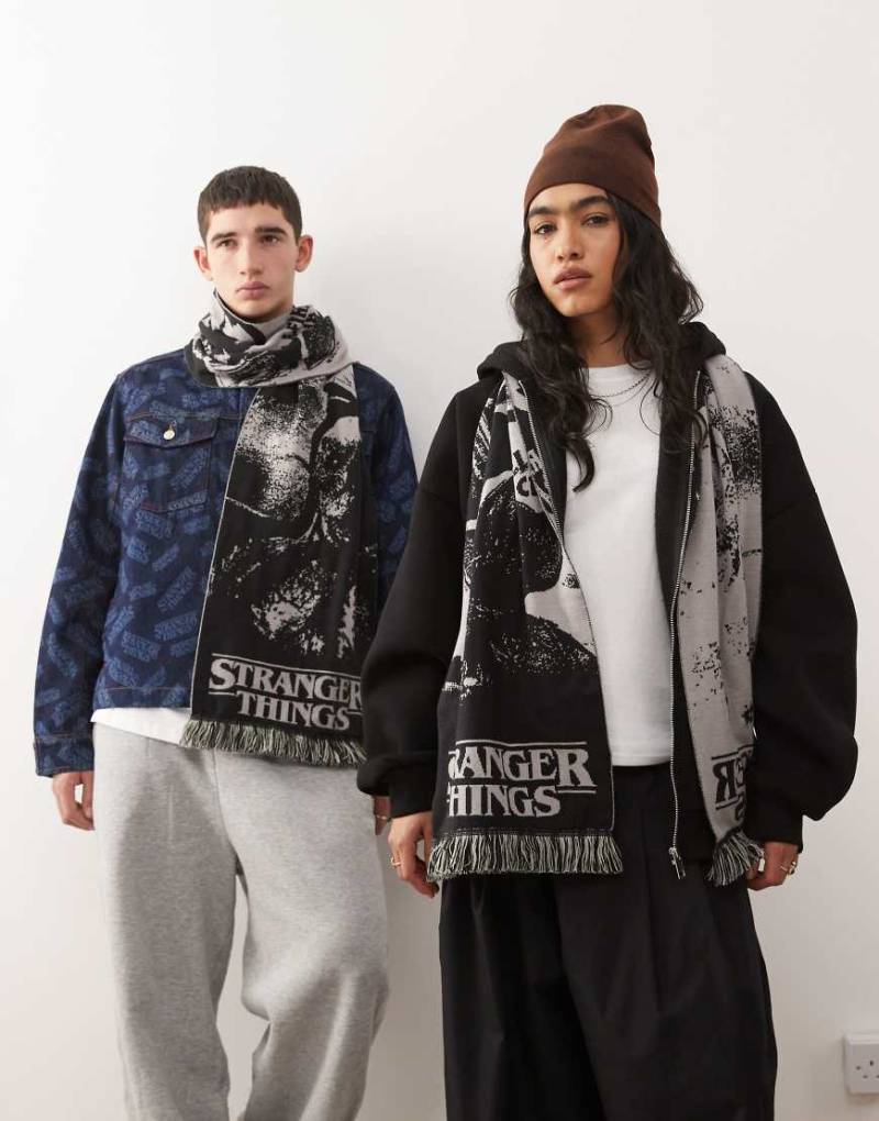 Reclaimed Vintage x Stranger Things - Schal mit Filmfiguren in Schwarz-Weiß-Bunt von Reclaimed Vintage