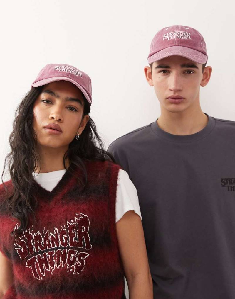 Reclaimed Vintage x Stranger Things - Unisex-Kappe in verwaschenem Burgunderrot mit Logo von Reclaimed Vintage