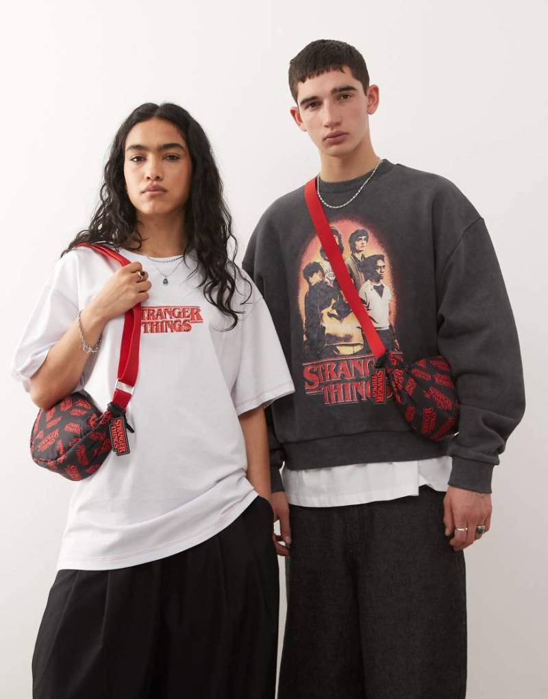 Reclaimed Vintage x Stranger Things - Unisex-Umhängetasche in Schwarz mit Logo von Reclaimed Vintage