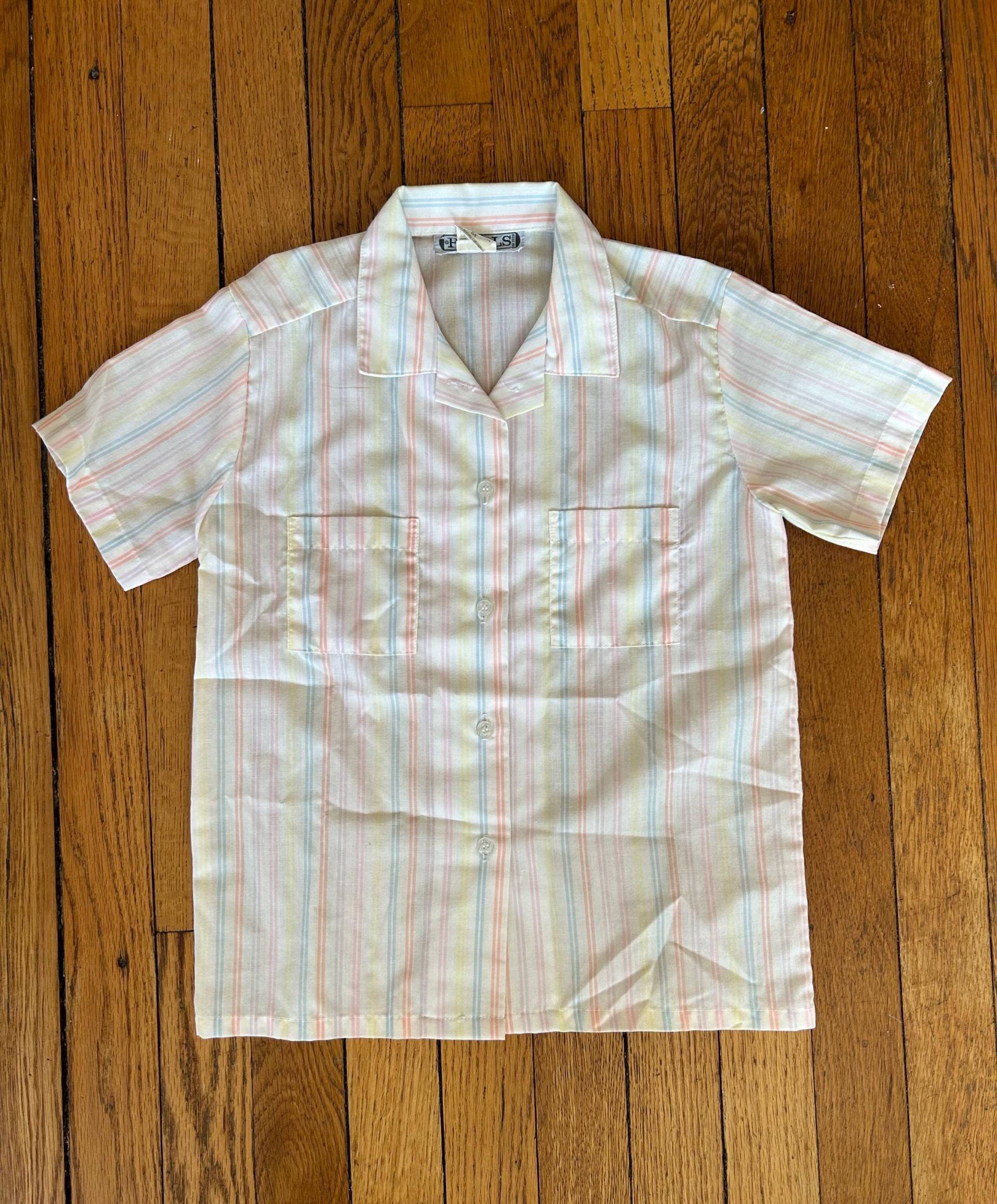 70Er 80Er Mädchen Regenbogen Pastell Gestreiftes Retro Vintage Shirt Pedals Pride Lgbtq Hipster Geek Unisex Button Down Kurz Ärmel Gr. 6x 70Er 80Er Mädchen Regenbogen Pastell Gestreiftes Retro Vintage Shirt Pedals Pride Lgbtq Hipster Geek Unisex Button Down Kurz Ärmel Gr. 6x von RecollectionOutpost