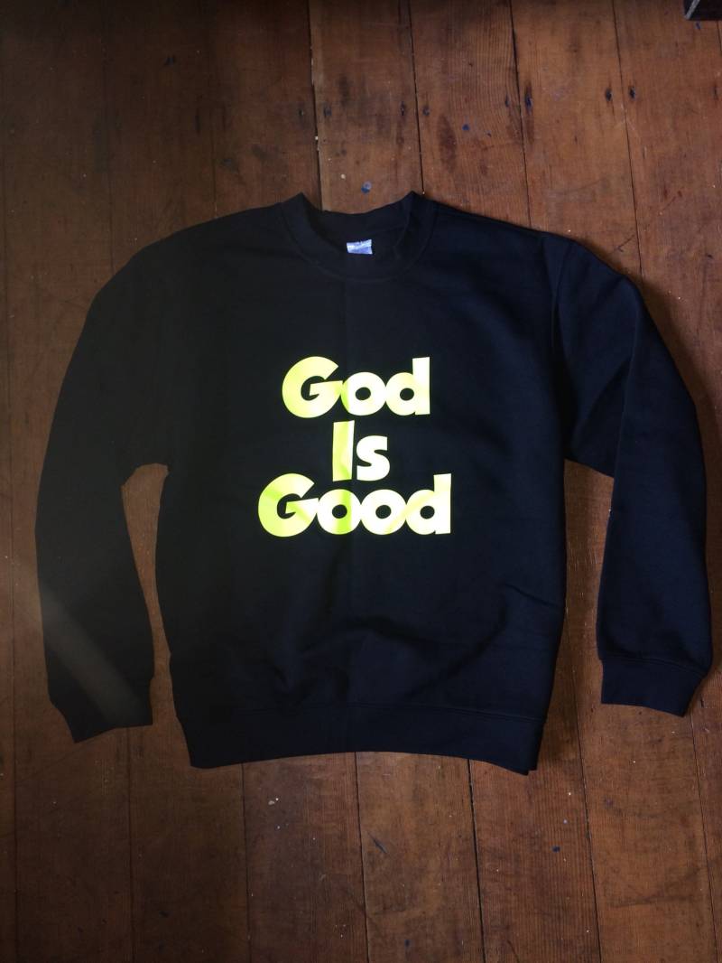 Black God Is Good Slogan Sweattop Mit Rundhalsausschnitt Black God Is Good Slogan Sweattop Mit Rundhalsausschnitt von ReconstructLondon
