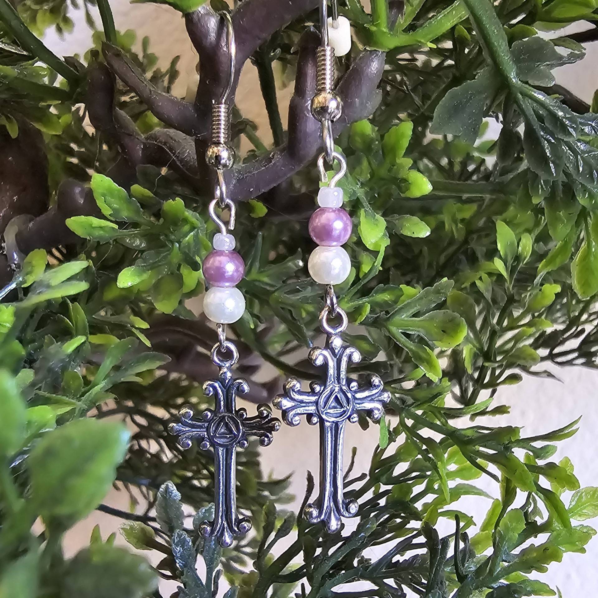 Anonyme Alkoholiker Symbol Auf Einem Kleinen Schönen Kreuz Ohrringe von RecoveryIsAGift