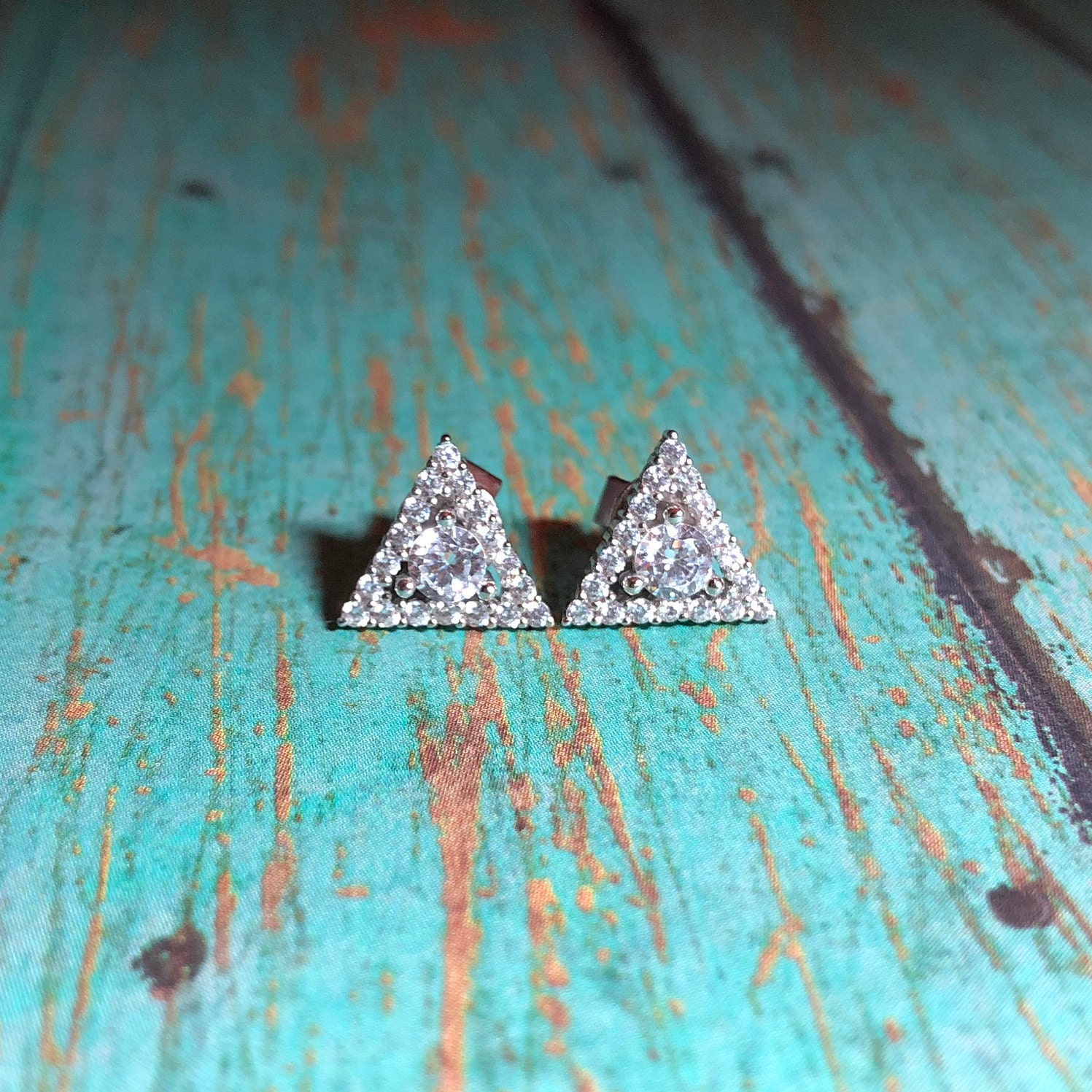 sterling Silber Und Cubic Zirconia Unity Dreieck Ohrstecker Für Die Genesung sterling Silber Und Cubic Zirconia Unity Dreieck Ohrstecker Für Die Genesung von RecoveryRegaliaGifts