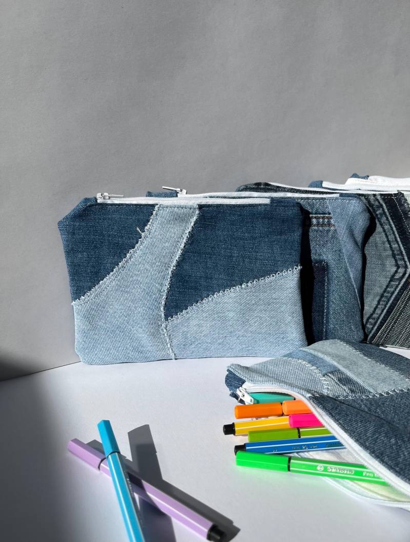 Mäppchen Aus Recycelten Jeans/Kosmetiktasche Mit Reißverschluss Kulturbeutel Geschenkidee von Recrave