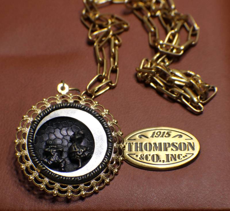 Antike Pierrot & Pierrette Knopf Halskette Vintage Filigran Anhänger Aus Messing von RecreatedHistory