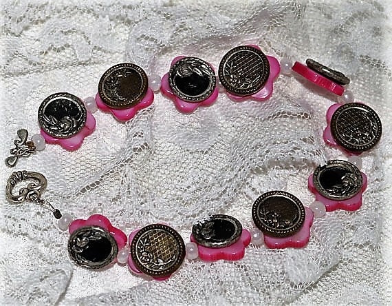 Antikes Knopfarmband Florale Messingknöpfe, Rosa Perlmutt von RecreatedHistory