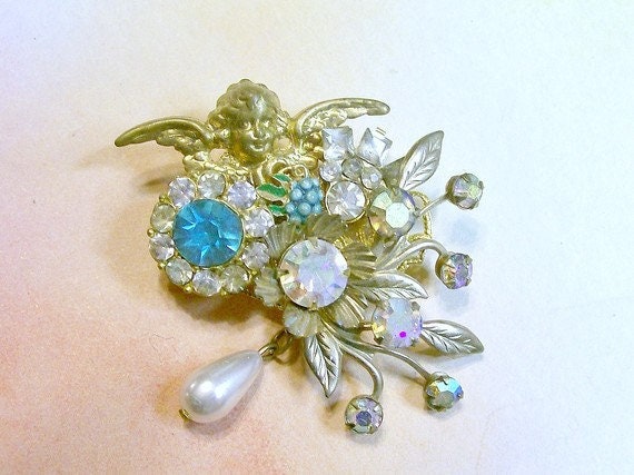 Upcycled Engel Brosche Vintage Strass Collage Pin von RecreatedHistory
