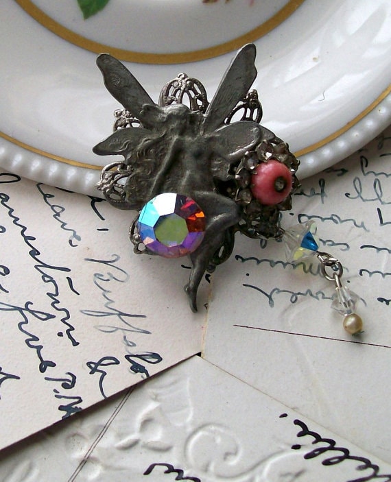 Upcycled Feen Brosche Vintage Zinn, Strass & Perle Baumeln von RecreatedHistory