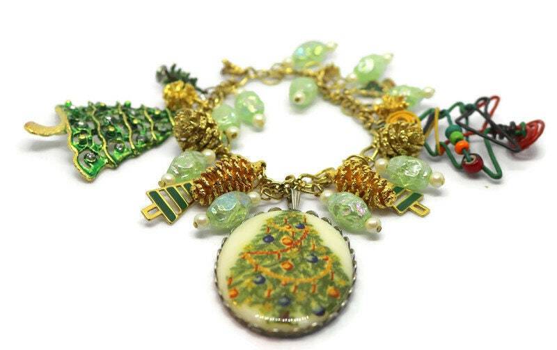 Upcycled Winter Bettelarmband Vintage Messing Armband Mit Baumschmuck von RecreatedHistory