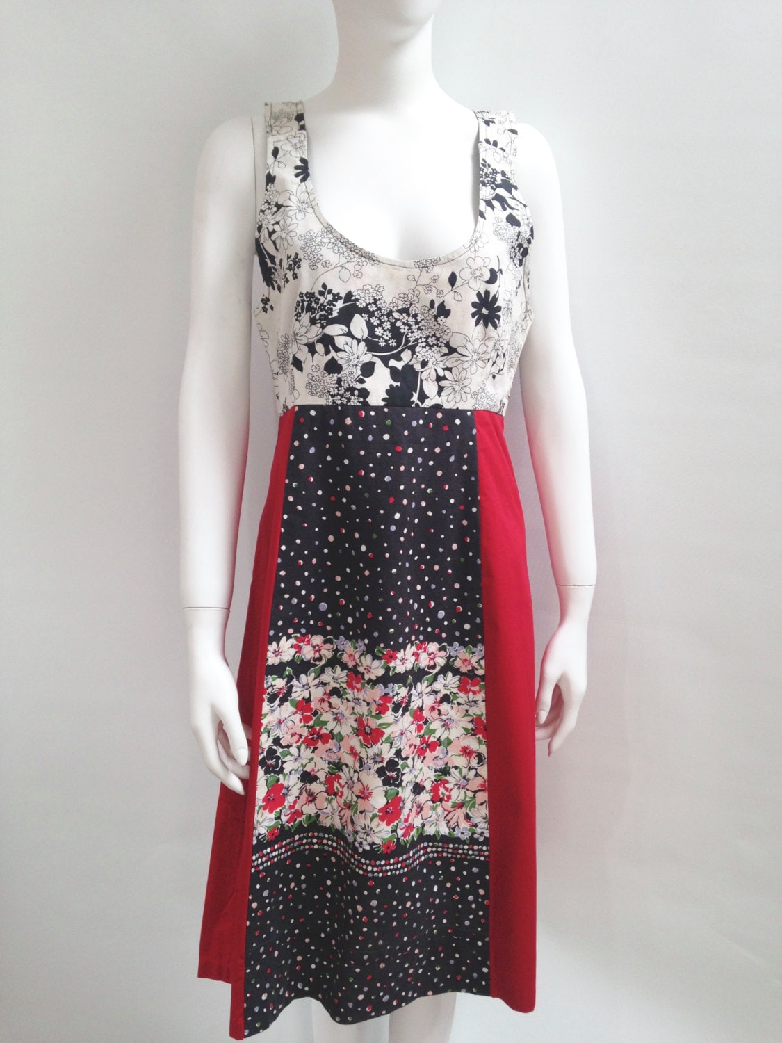 Original Kleid. Schwarzes, Rotes, Weißes Vintage Blumen Spot Sommerkleid Mit Einem Original 60Er Jahre Muster Gr. 10 - 12 von RecycleSister