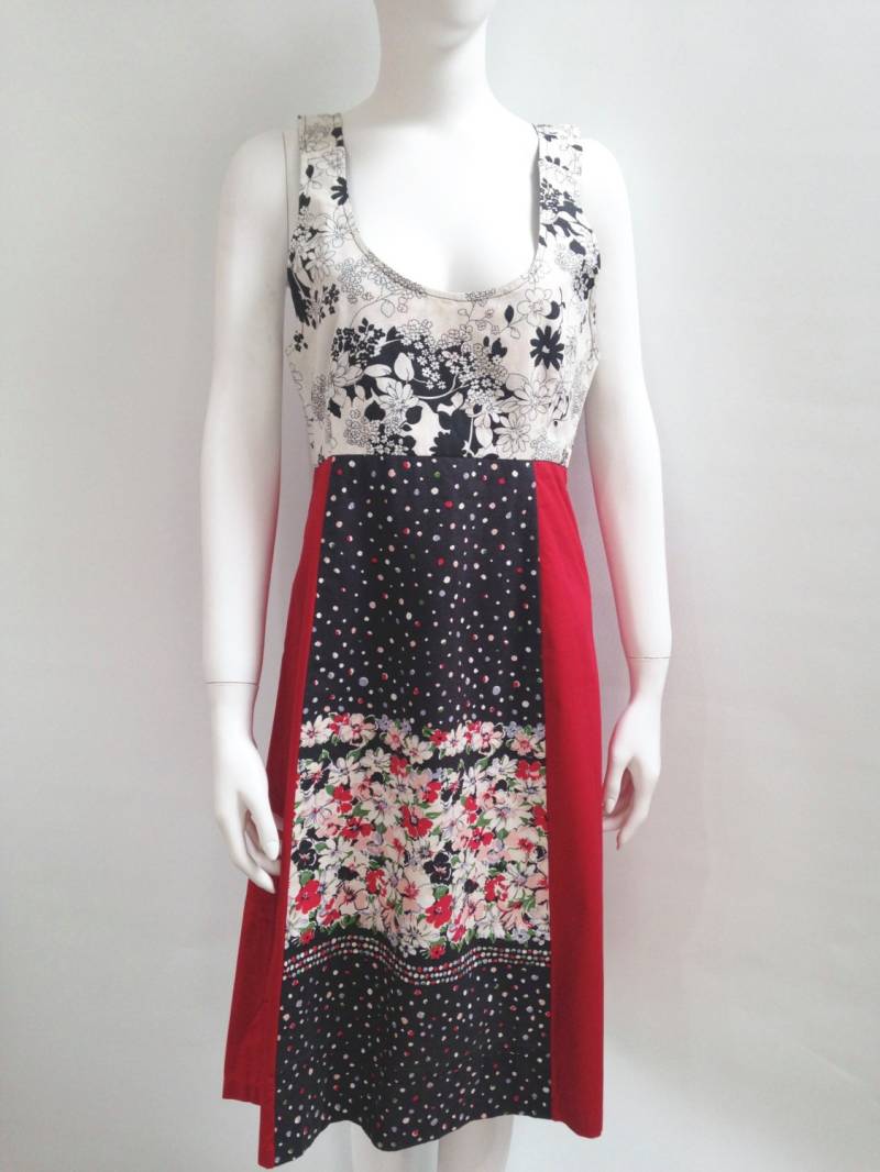 Original Kleid. Schwarzes, Rotes, Weißes Vintage Blumen Spot Sommerkleid Mit Einem Original 60Er Jahre Muster Gr. 10 - 12 von RecycleSister