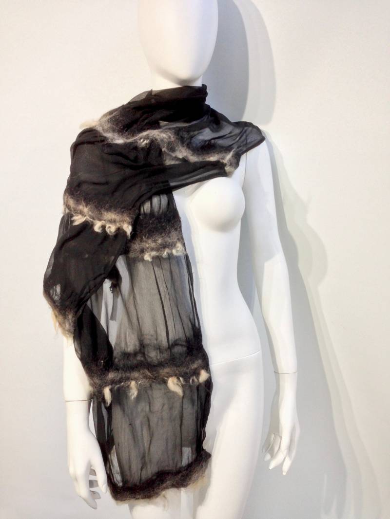 Schwarze Seide Und Wolle Gefilzt Schal von RecycleSister