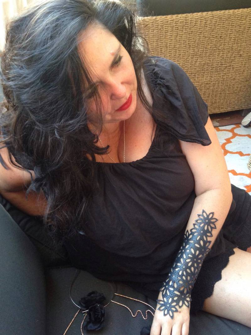 Upcycled Gummi Hand Geschnittenes Blumenarmband von RecycleSister