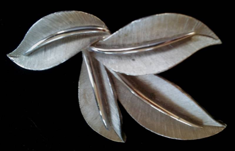 Vintage Krone Trifari Silberfarbene Pinnadel Vintage Krone Trifari Silberfarbene Pinnadel von RecycledMadness