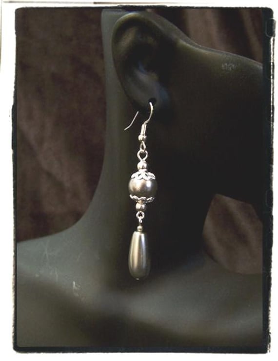 Sweet Jane Tudor Inspiriert Perle Tropfen Ohrringe Renaissance Schmuck, Hochzeit Braut Brautjungfer Sweet Jane Tudor Inspiriert Perle Tropfen Ohrringe Renaissance Schmuck, Hochzeit Braut Brautjungfer von RecycledRockstah