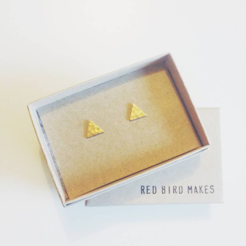 Mini Geo Messing Gehämmert Dreieck Ohrstecker von RedBirdMakes