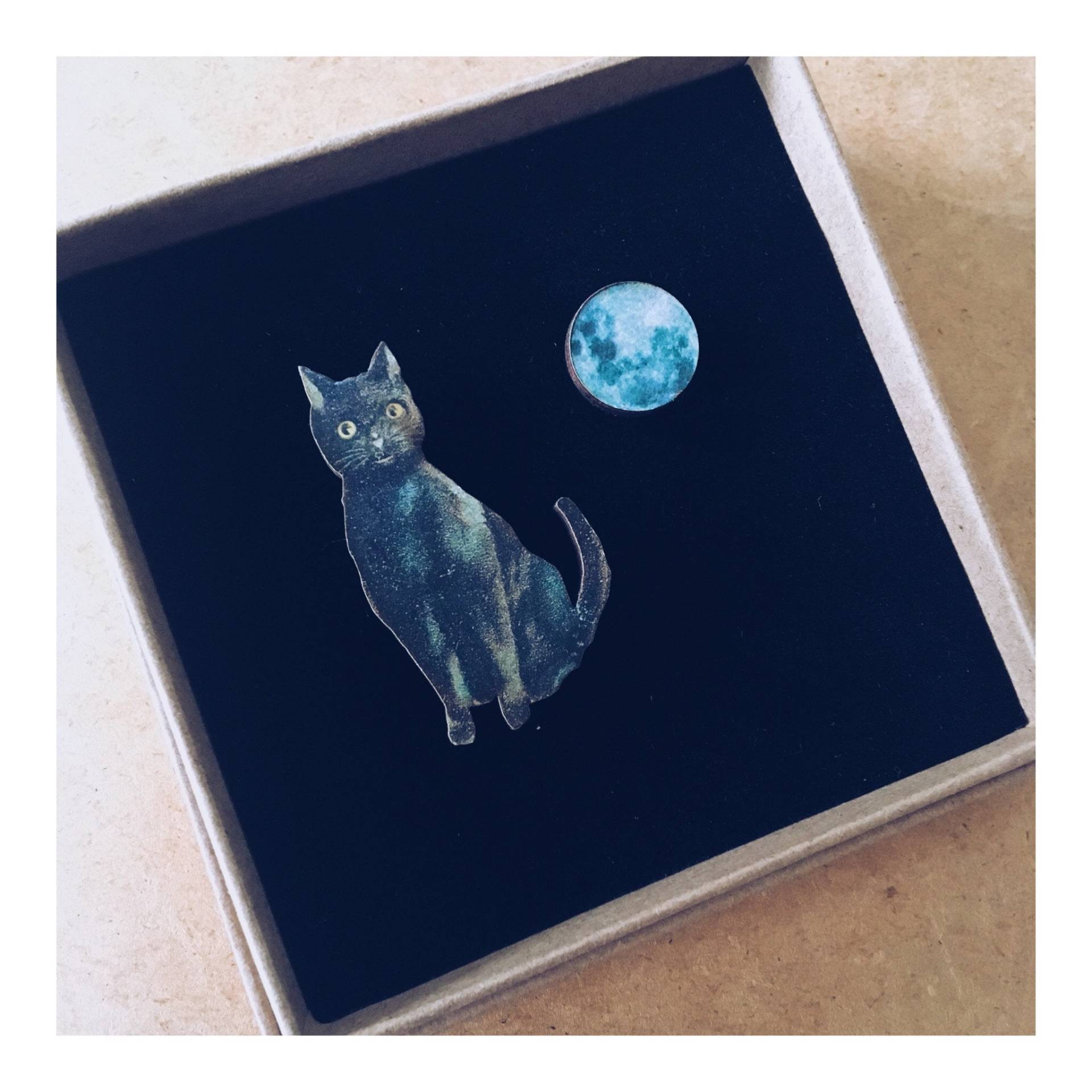 Schwarze Katze + Vollmond Pin Set von RedBirdMakes