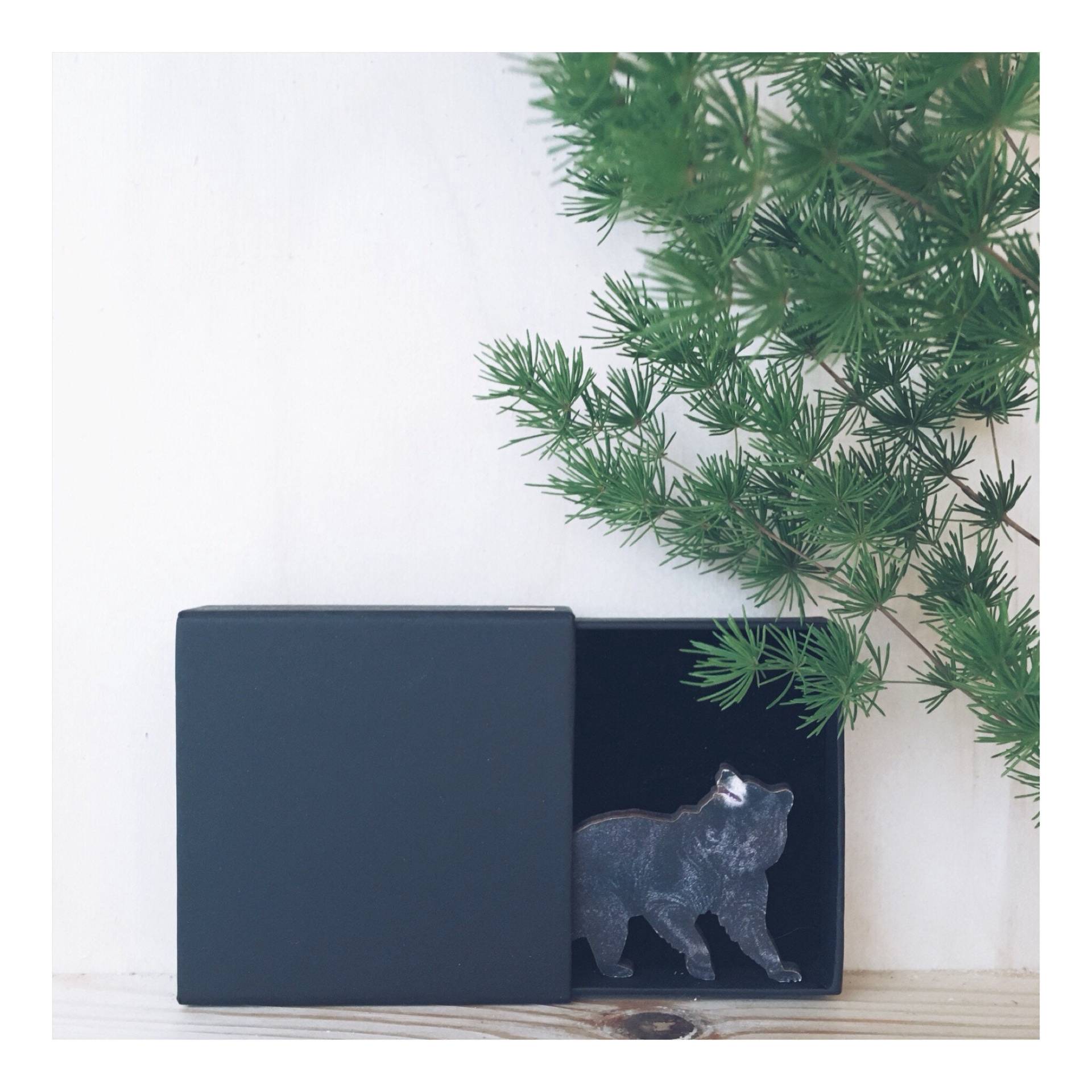 Woodland Black Bear Anstecknadel/Brosche von RedBirdMakes