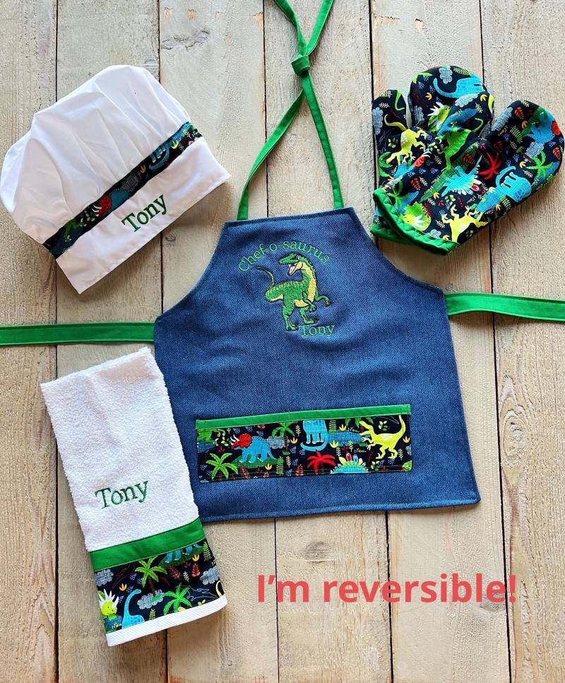 Individuell Gestickte Dinosaurier Schürze Personalisierte Kochmütze & Handschuhe von RedBobbinDesigns
