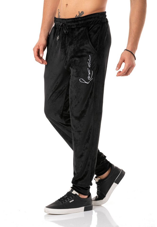 RedBridge Jogginghose in edler Samt-Optik - Optimal für Freizeit und Lounge von RedBridge