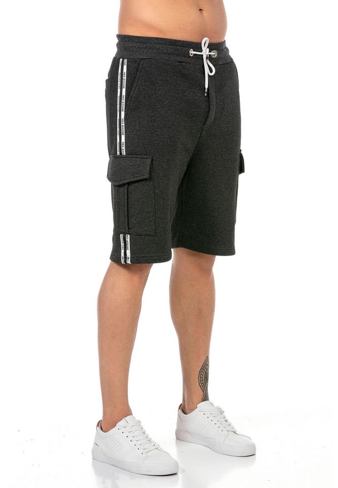 RedBridge Sweatshorts Red Bridge Herren Shorts Cargo kurze Hose Sport Shorts Bänder mit Logoprägung an den Seiten von RedBridge