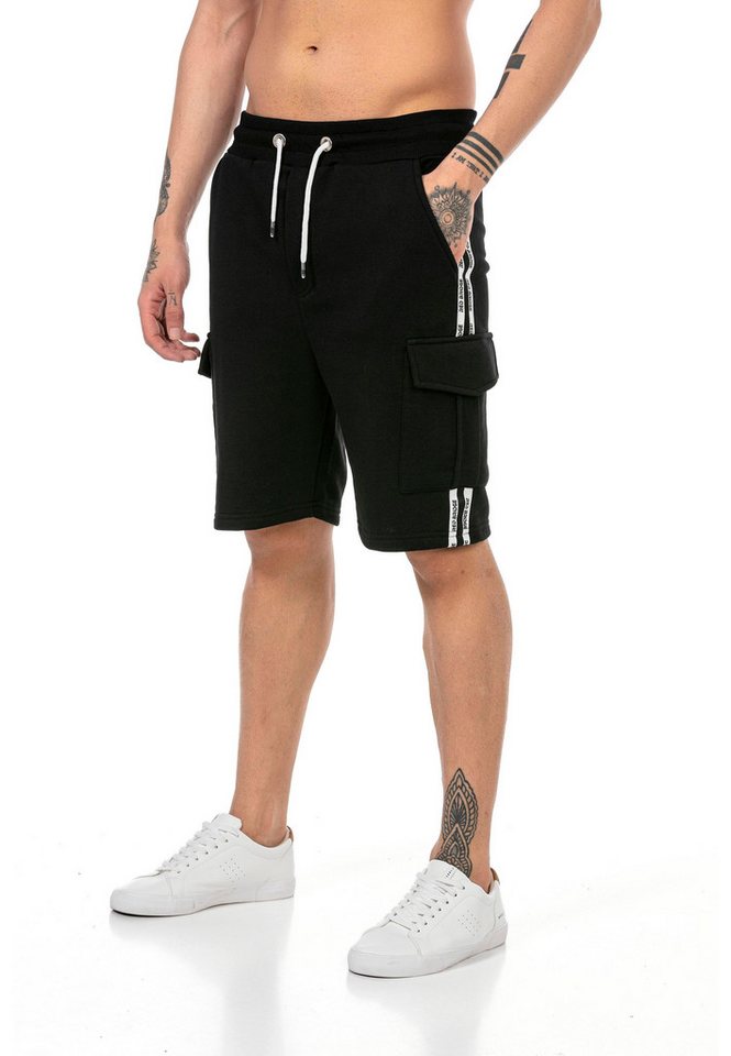 RedBridge Sweatshorts Red Bridge Herren Shorts Cargo kurze Hose Sport Shorts Bänder mit Logoprägung an den Seiten von RedBridge