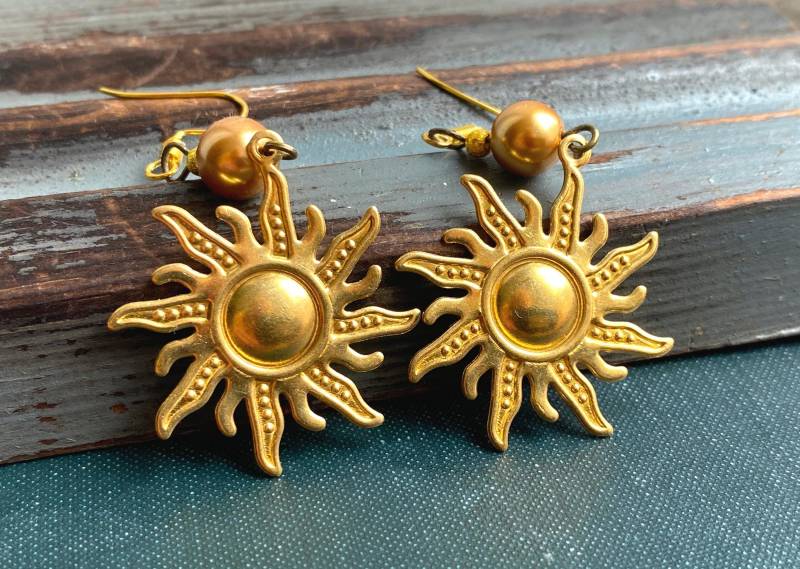 Goldene Ohrringe Mit Sonnen Perlen Roher Messingschmuck von RedCherryGems