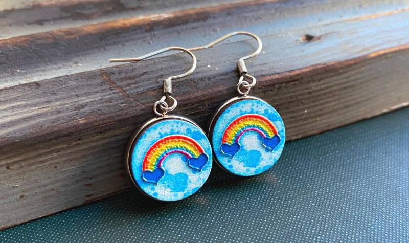 Hölzerne Regenbogen Ohrringe Edelstahl, Lustige Anhänger von RedCherryGems