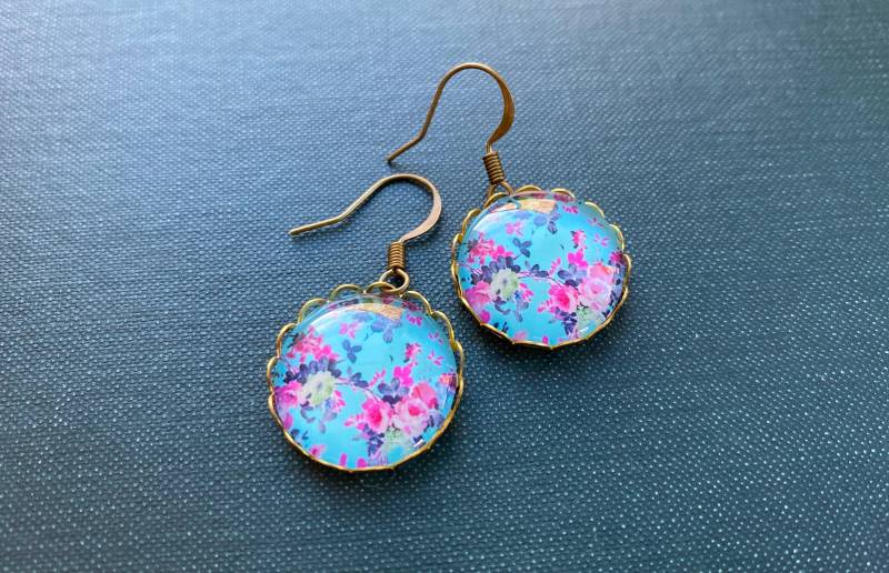 Blaugrüne Blumen Ohrringe Messing & Glas Anhänger von RedCherryGems