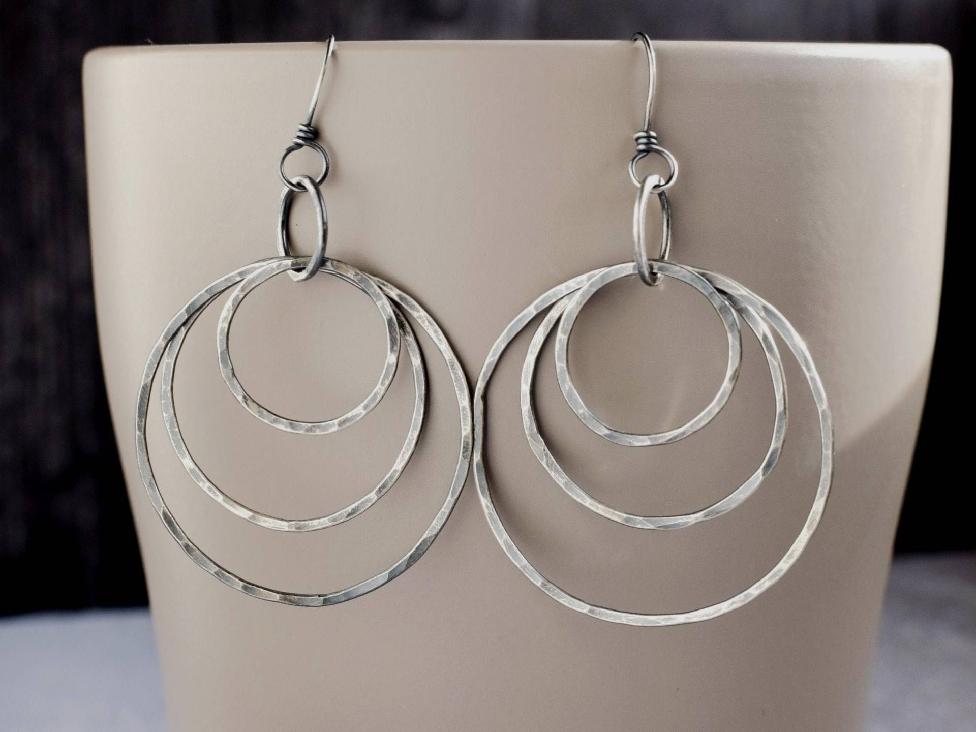 Gehämmerte Sterling Silber Ohrringe Matte Patina, Große 3 Kreise Gehämmerte Sterling Silber Ohrringe Matte Patina, Große 3 Kreise von RedCurlJewelry