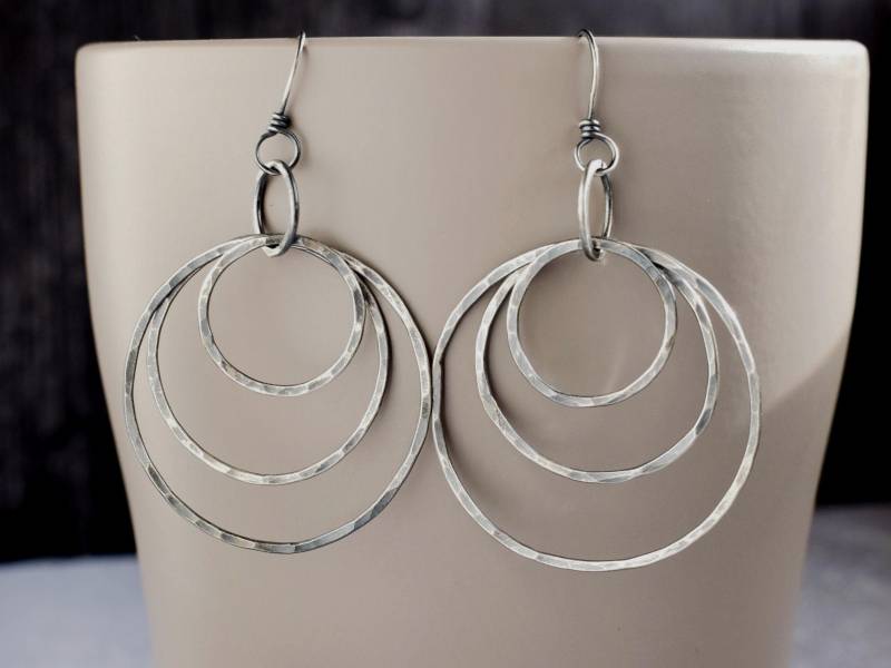 Gehämmerte Sterling Silber Ohrringe Matte Patina, Große 3 Kreise Gehämmerte Sterling Silber Ohrringe Matte Patina, Große 3 Kreise von RedCurlJewelry