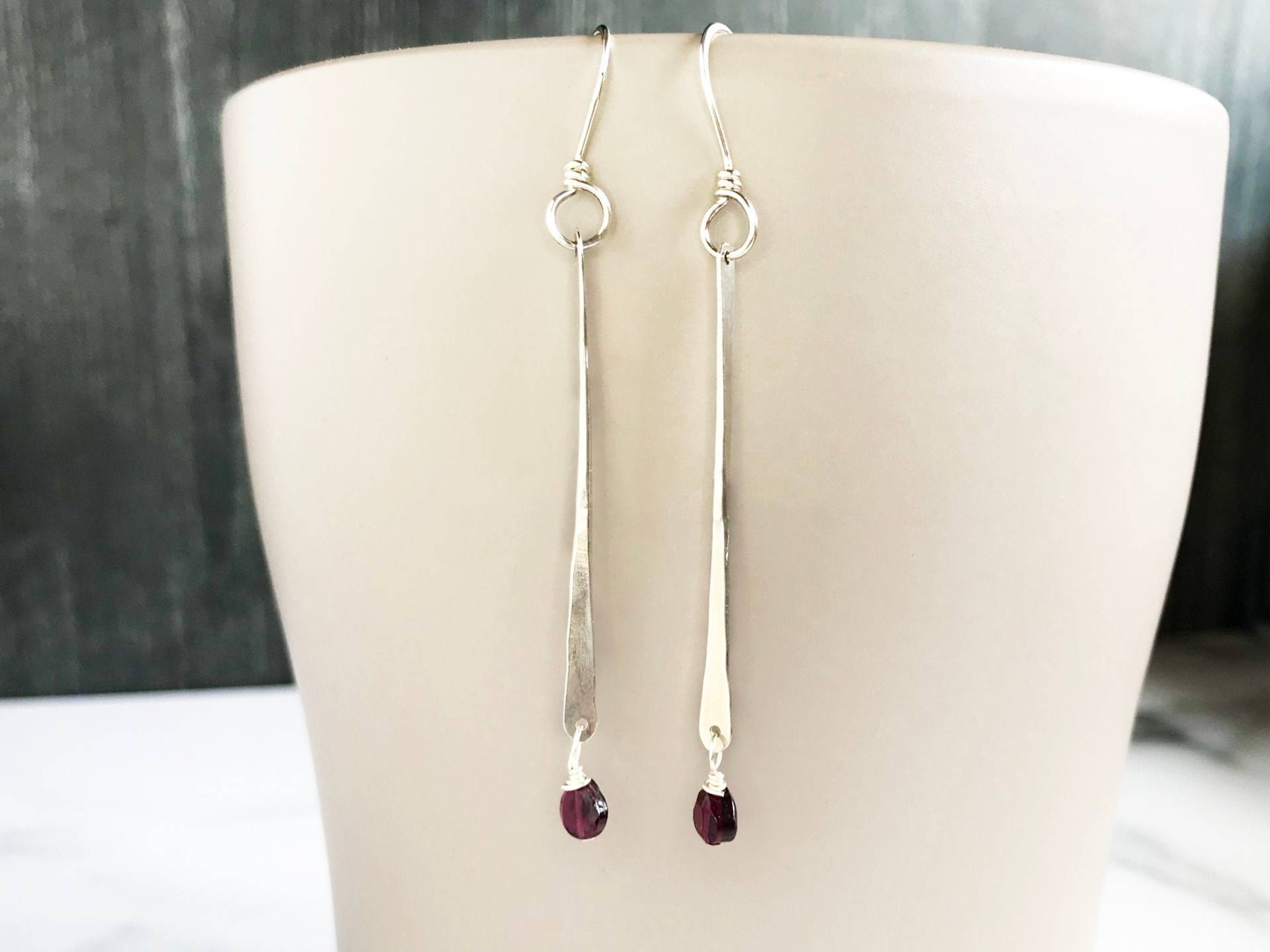 Handgefertigte Granat Sterling Silber Bar Ohrringe Handgefertigte Granat Sterling Silber Bar Ohrringe von RedCurlJewelry