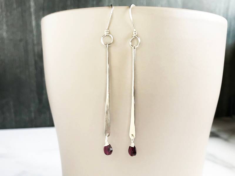 Handgefertigte Granat Sterling Silber Bar Ohrringe Handgefertigte Granat Sterling Silber Bar Ohrringe von RedCurlJewelry
