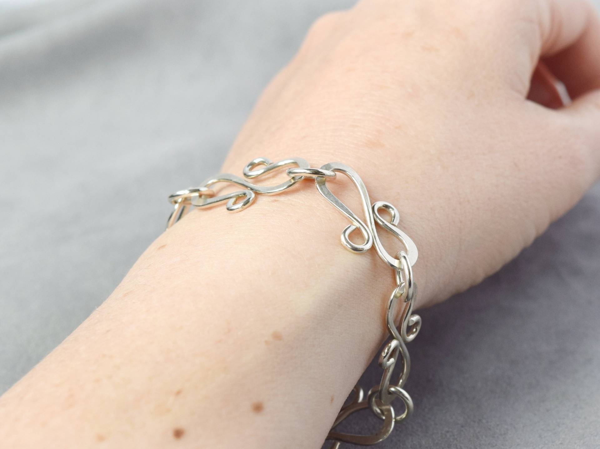 Handgefertigtes Sterling Silber Charm Armband Gehämmerte S-Glieder Handgefertigtes Sterling Silber Charm Armband Gehämmerte S-Glieder von RedCurlJewelry