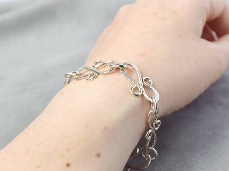 Handgefertigtes Sterling Silber Charm Armband Gehämmerte S-Glieder Handgefertigtes Sterling Silber Charm Armband Gehämmerte S-Glieder von RedCurlJewelry