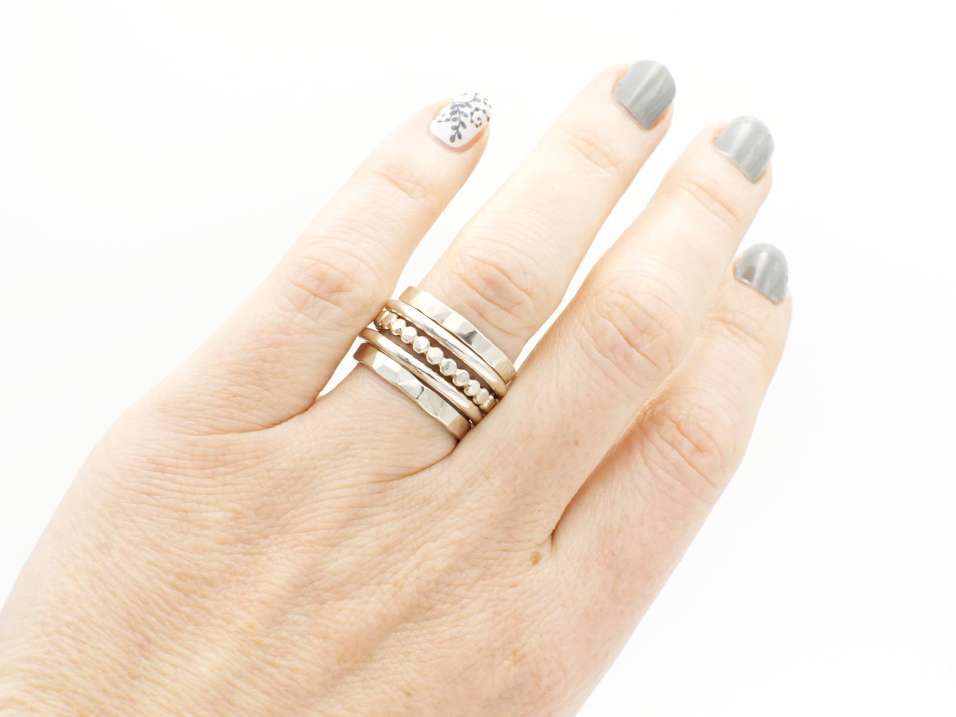 Handgemachte Sterling Silber Ring Set Gehämmert, Rund & Perlenbänder Handgemachte Sterling Silber Ring Set Gehämmert, Rund & Perlenbänder von RedCurlJewelry