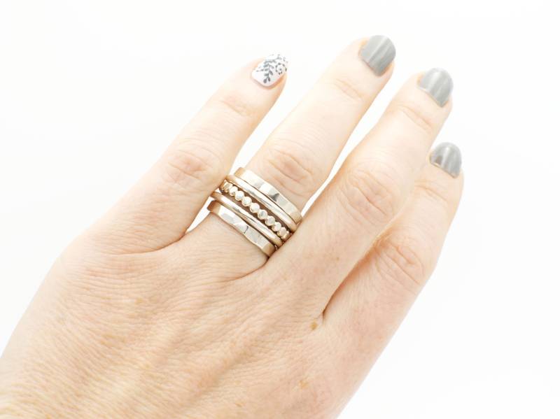 Handgemachte Sterling Silber Ring Set Gehämmert, Rund & Perlenbänder Handgemachte Sterling Silber Ring Set Gehämmert, Rund & Perlenbänder von RedCurlJewelry