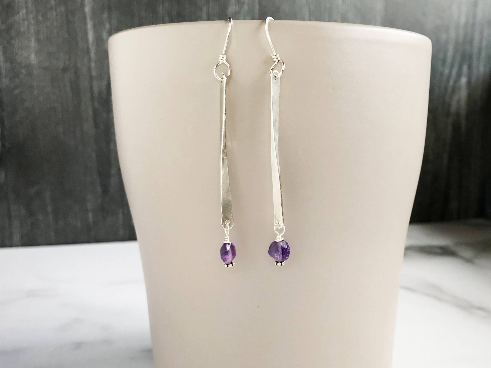 Lange Gehämmerte Silber Bar Ohrringe Mit Facettiertem Amethyst - Handgemachtes Februar Geburtsstein Geschenk Lange Gehämmerte Silber Bar Ohrringe Mit Facettiertem Amethyst - Handgemachtes Februar Geburtsstein Geschenk von RedCurlJewelry