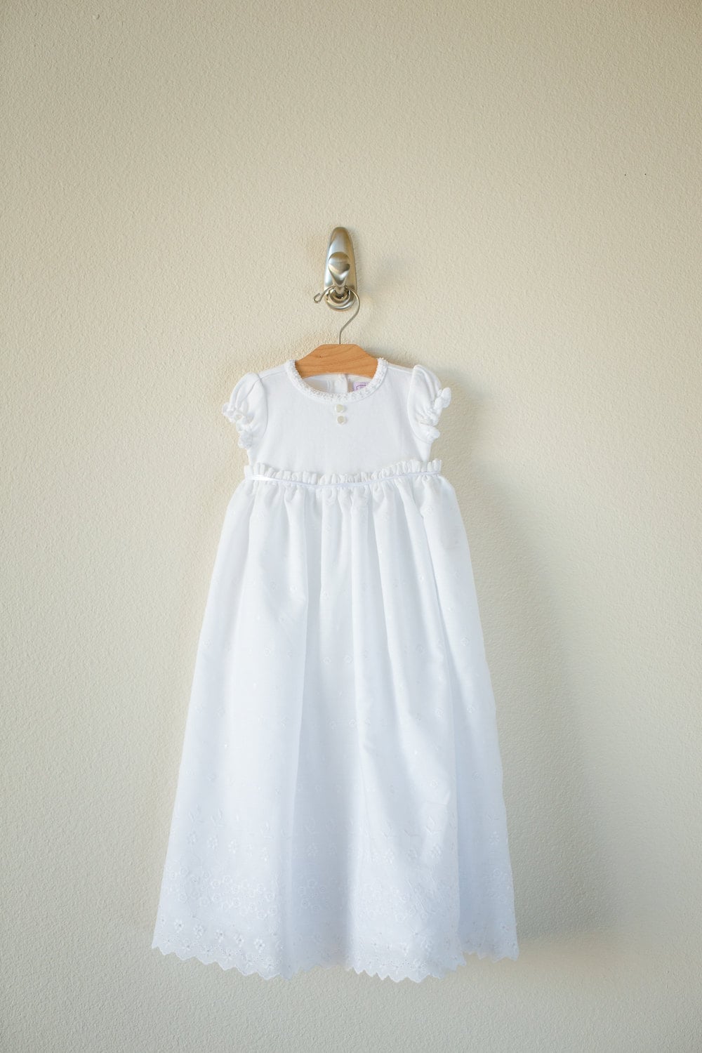 Blumen Und Perlen Baby Mädchen Taufkleid Blumen Und Perlen Baby Mädchen Taufkleid von RedDoorDressDesign