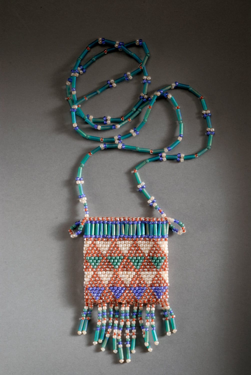 Amulett-Tasche in Braun, Beige, Dunkel Türkis Und Lila Samen Signalhorn Perlen Amulett-Tasche in Braun, Beige, Dunkel Türkis Und Lila Samen Signalhorn Perlen von RedEarthStudios