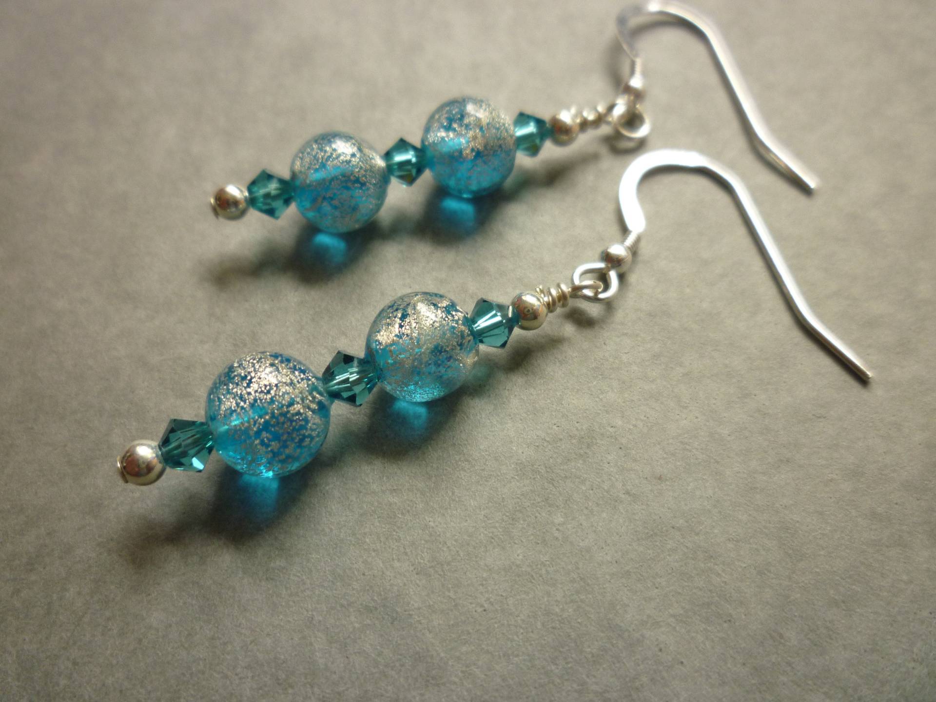 Aqua Blau Gespenspelt Mit Silbernen Muranoglas Ohrringen Swarovski Kristallen Und Sterling Funden Aqua Blau Gespenspelt Mit Silbernen Muranoglas Ohrringen Swarovski Kristallen Und Sterling Funden von RedEarthStudios