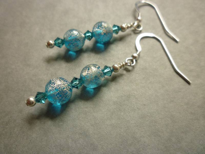 Aqua Blau Gespenspelt Mit Silbernen Muranoglas Ohrringen Swarovski Kristallen Und Sterling Funden Aqua Blau Gespenspelt Mit Silbernen Muranoglas Ohrringen Swarovski Kristallen Und Sterling Funden von RedEarthStudios