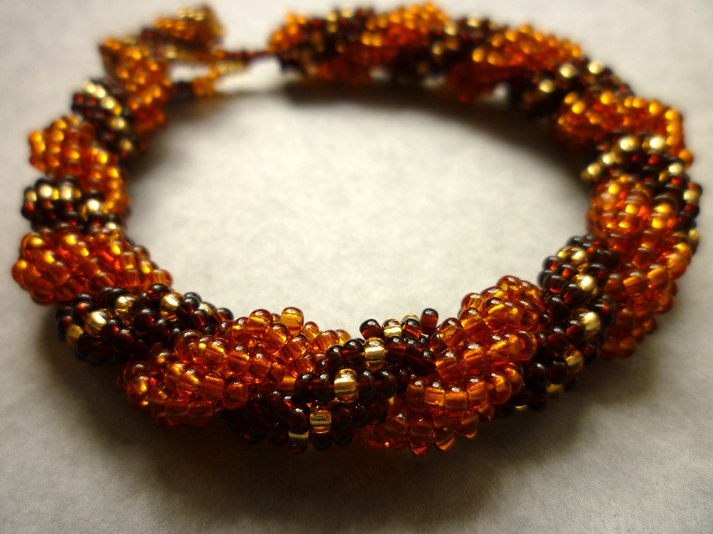 Barleysugar Armband, Spiral-Armband in Rocailles Schattierungen Von Gelb Und Gold Barleysugar Armband, Spiral-Armband in Rocailles Schattierungen Von Gelb Und Gold von RedEarthStudios