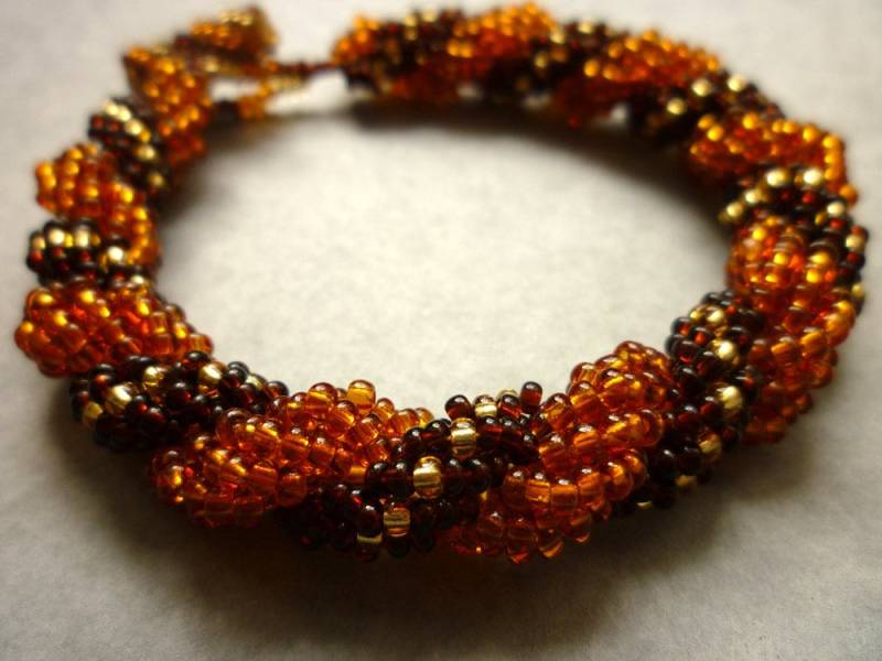 Barleysugar Armband, Spiral-Armband in Rocailles Schattierungen Von Gelb Und Gold Barleysugar Armband, Spiral-Armband in Rocailles Schattierungen Von Gelb Und Gold von RedEarthStudios